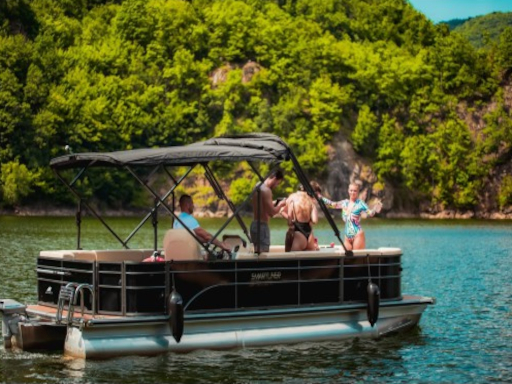 Masa romantica pe malul apei si plimbare cu catamaranul
